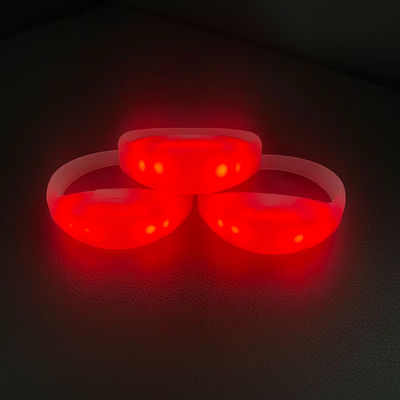 Contrôleur sans fil DMX pour 15 modes de couleur et de lumière sur des bracelets LED télécommandés avec conception en silicone