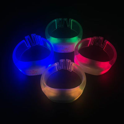 Bracelets LED télécommandés Contrôleur DMX sans fil Portée 1000m Zones personnalisables et modes d'éclairage Options de marque Caractéristiques conviviales Matériaux Longue durée de vie de la batterie Parfait pour les événements et