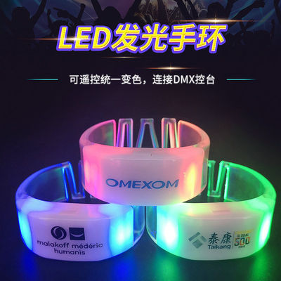 Bracelets LED télécommandés Contrôleur DMX sans fil Portée 1000m Zones personnalisables et modes d'éclairage Options de marque Caractéristiques conviviales Matériaux Longue durée de vie de la batterie Parfait pour les événements et