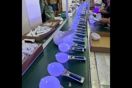 Contrôleur DMX sans fil offrant un contrôle sans fil pour les bâtons lumineux LED rechargeables utilisés lors de concerts et de répétitions de plusieurs jours.